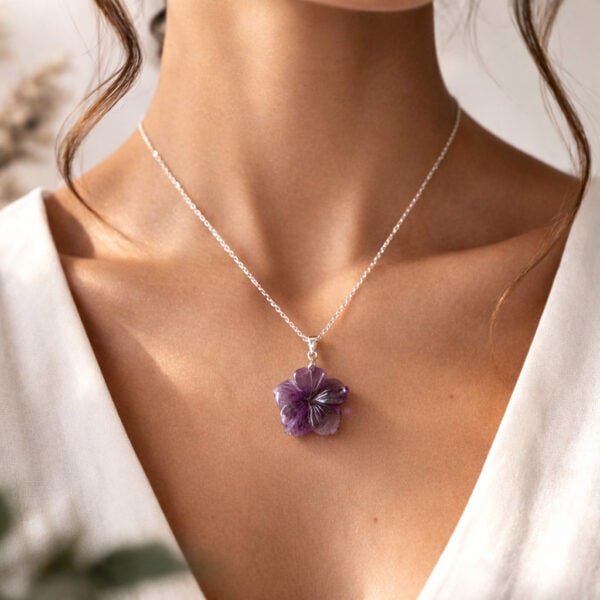 pendentif hibiscus en améthyste pendentif hibiscus en améthyste