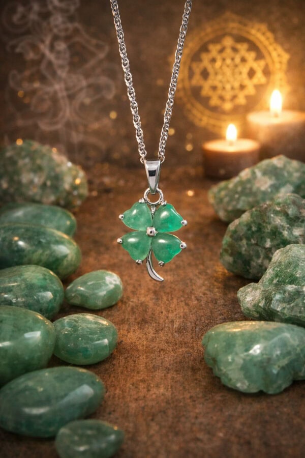 collier trèfle à quatre feuilles en jade impérial