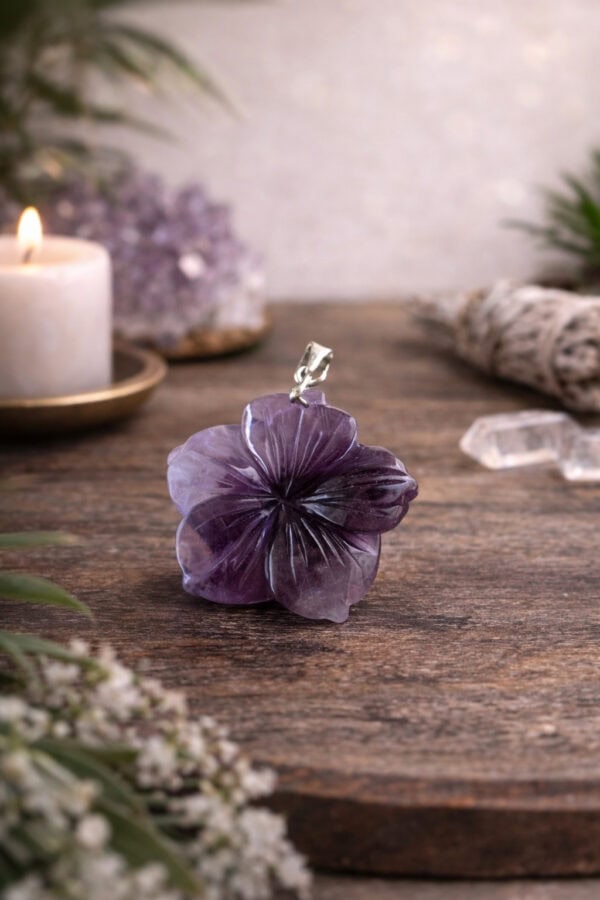 pendentif hibiscus en améthyste pendentif hibiscus en améthyste