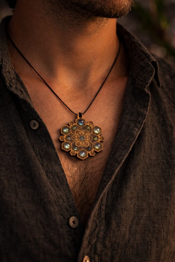 pendentif bois namkha tibétain en labradorite pendentif bois namkha tibétain en labradorite